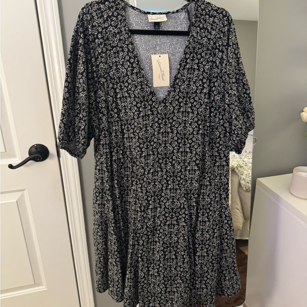 Universal Thread Black & White Floral V-Neck Swing Dress
